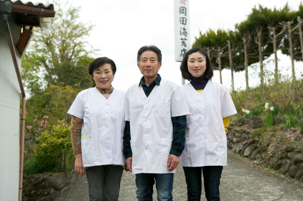・岡田建義さん（中央）と、奥さんのヨミさん（左）、娘さんの亜希子さん（右）