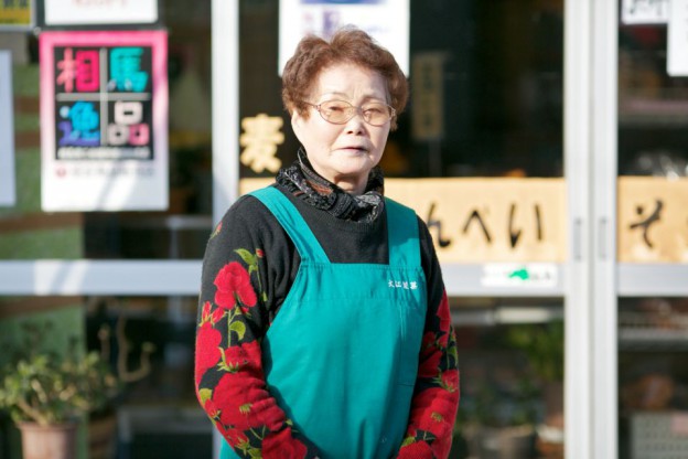 相馬市中村の大江製菓の大江富子さん。麦つきせんべいが看板商品