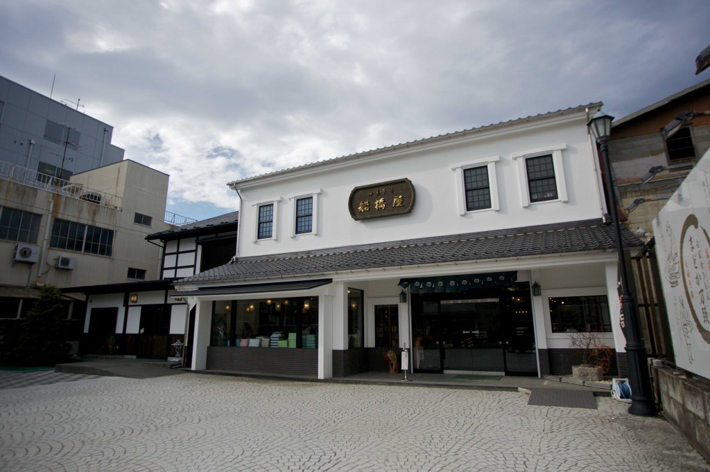 ・相馬の市街地に建つ本店