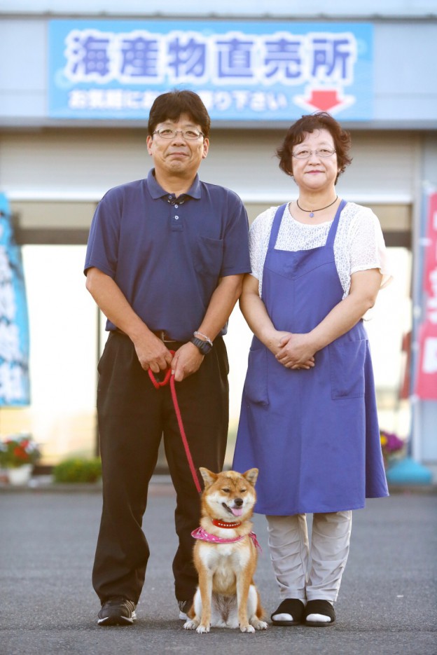 相馬市の日下石にある今野海産の佐竹真理子さんと、佐竹秀一さん