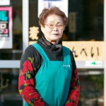 相馬市中村の大江製菓の大江富子さん。麦つきせんべいが看板商品